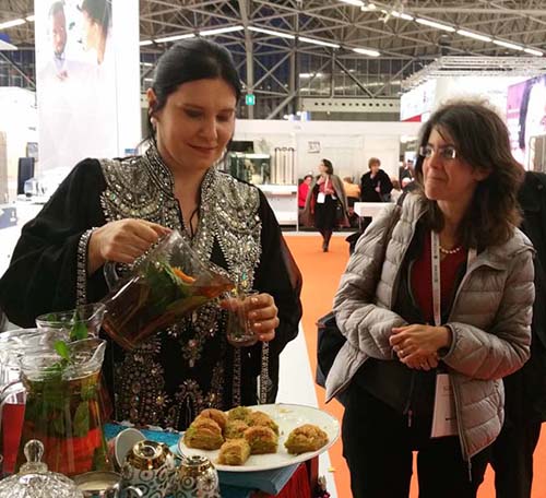 Arabische Feest waarzegster met tafel