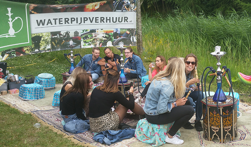 Genieten van de waterpijp met vrienden